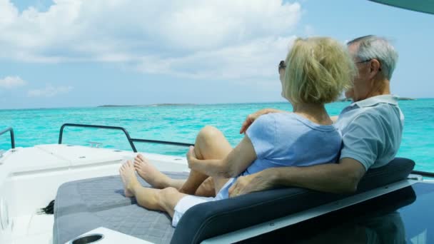 Υγιείς ηλικιωμένοι Καυκάσιοι ζευγάρι μαζί ιστιοπλοΐα Καραϊβική ωκεανό - Πλάνα, βίντεο