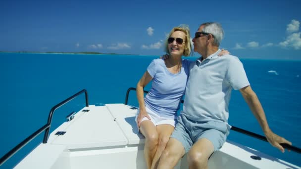 Szczęśliwy kaukaski para żeglarstwo luksusowy jacht wakacje razem - Materiał filmowy, wideo