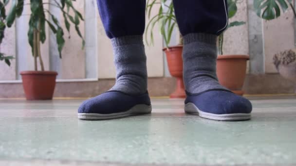 los pies masculinos en zapatillas giran delante de la cámara de cerca - Metraje, vídeo