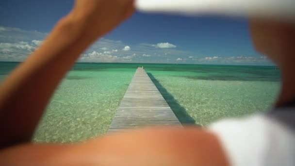 Fille sur jetée sur la plage avec chapeau Bahamas - Séquence, vidéo