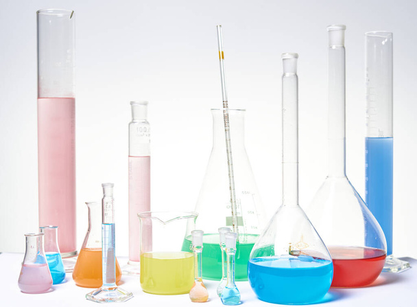 Sprzęt laboratoryjny. Wyroby laboratoryjne szklane, probówki wypełnione odczynnikami i substancjami o różnych barwach do przeprowadzania eksperymentów. - Zdjęcie, obraz