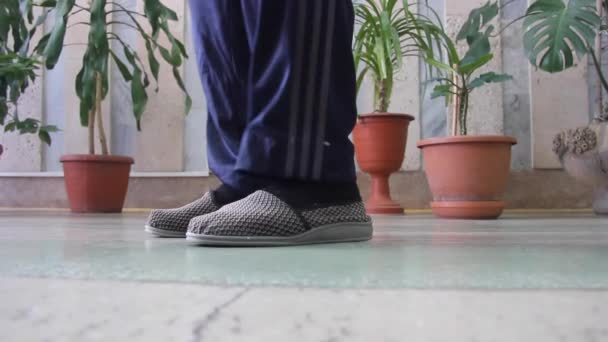 mannelijke voeten in slippers draaien voor de camera close-up - Video
