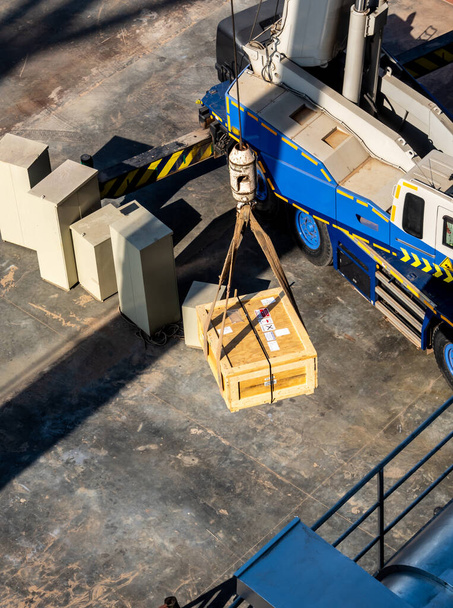 Dźwig przewożący drewniane pudełko radioaktywnego uchwytu przyrządu transportującego drewniane pudełko - Zdjęcie, obraz