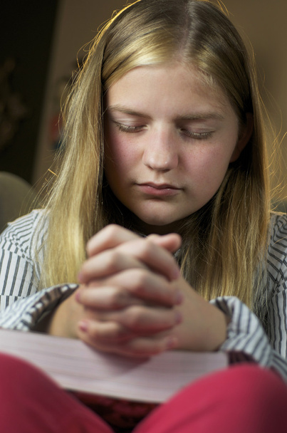 Menina rezando
 - Foto, Imagem