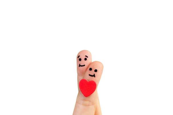 Скрещенные пальцы со счастливым лицом и красным сердцем на белом фоне - Фото, изображение