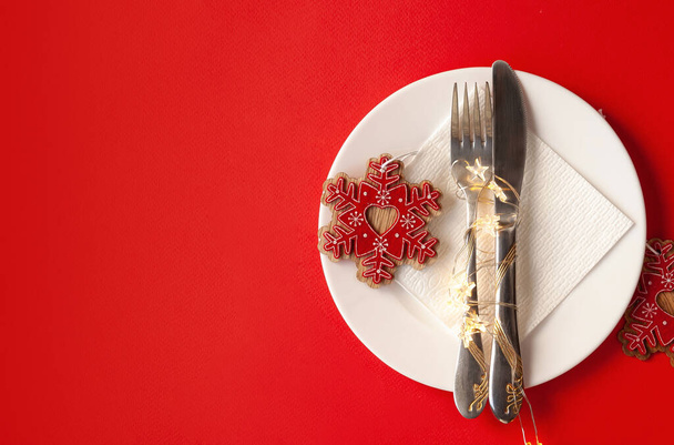 Kırmızı arka planda dekoratif sembollerle çizilmiş Noel masası servis ediliyor. - Fotoğraf, Görsel