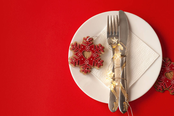 подається різдвяний стіл подряпаний декоративними символами на червоному тлі
 - Фото, зображення