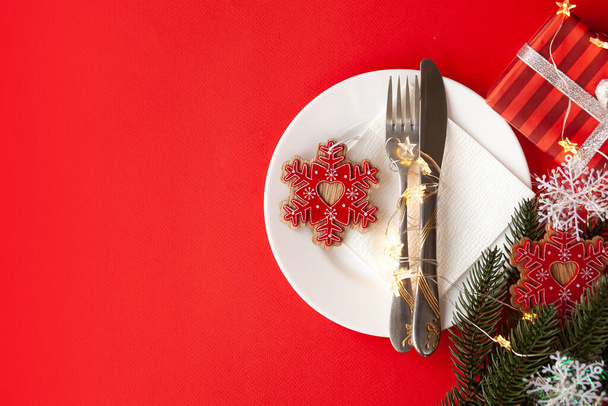 подається різдвяний стіл подряпаний декоративними символами на червоному тлі
 - Фото, зображення
