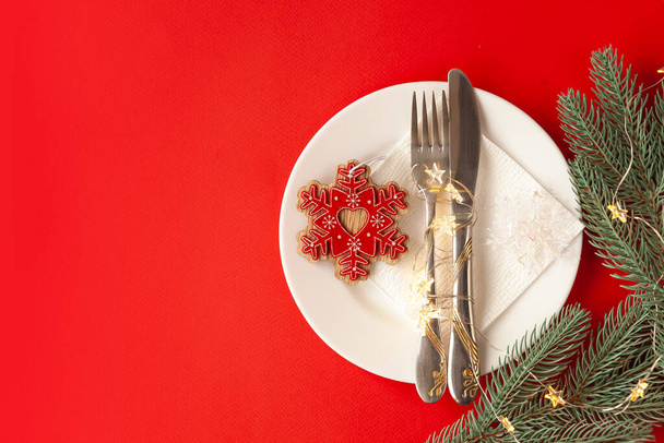 Servido mesa de Navidad rayado con símbolos decorativos sobre un fondo rojo - Foto, Imagen