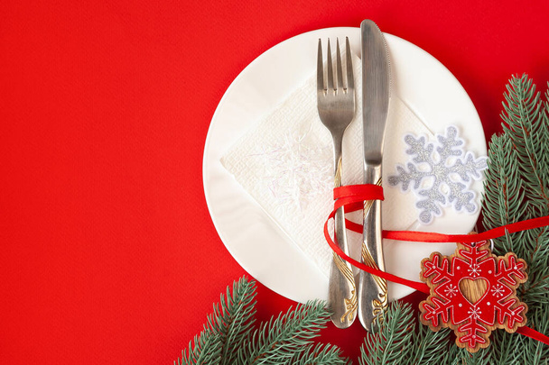 Geserveerd kersttafel gekrast met decoratieve symbolen op een rode achtergrond - Foto, afbeelding