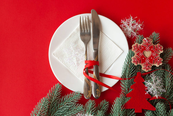 Serviert Weihnachtstisch zerkratzt mit dekorativen Symbolen auf rotem Hintergrund - Foto, Bild
