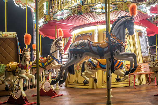 Antiguo carrusel francés en un parque de vacaciones. Tres caballos - Foto, imagen