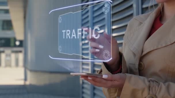 Empresaria interactúa con tráfico HUD - Imágenes, Vídeo