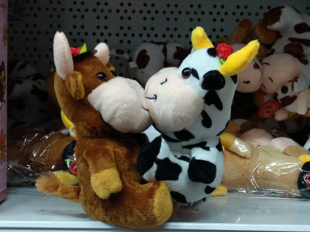 Gevuld speelgoed, twee zoenen grondel en een koe - Foto, afbeelding
