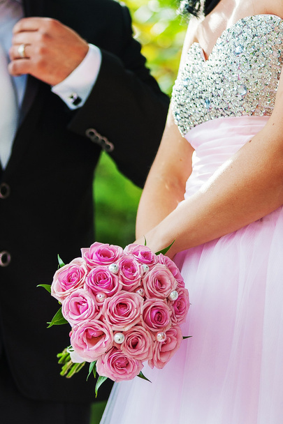 esküvői csokor rózsaszín rózsa, kezében a menyasszony - Fotó, kép