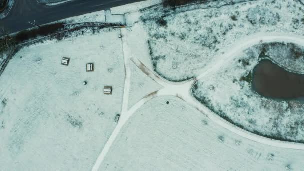 Lumi ja valkoisempi sumu yli pieni Englanti maaseudun kylässä maaseudulla, Cheshire UK. Joulu 2020. Varhainen aamu - Materiaali, video