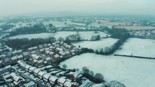 nevicate e nebbia più bianca sopra piccolo villaggio rurale inglese in campagna, Cheshire Regno Unito. Natale 2020. La mattina presto - Filmati, video