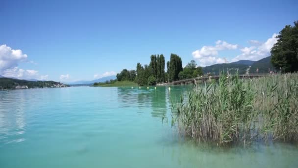 美しい晴れた日にオーストリアのKlagenfurt近くの湖Worthersee - 映像、動画