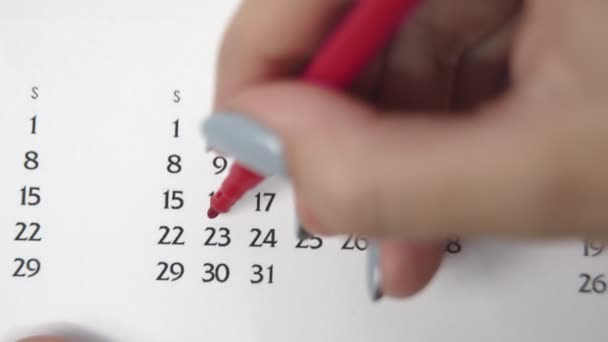 Día de círculo de la mano femenina en la fecha del calendario con un marcador rojo. Conceptos básicos de negocio Wall Calendar Planner and Organizer. 23 de marzo - Imágenes, Vídeo