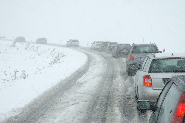 Atasco de tráfico en fuertes nevadas en carretera de montaña
 - Foto, imagen