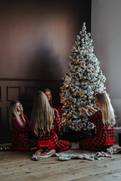 Група друзів у різдвяній піжамі
  - Фото, зображення