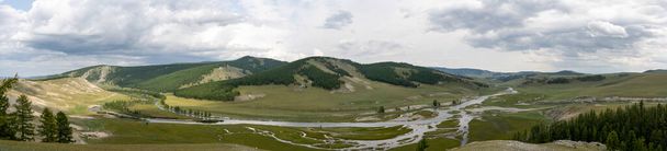 Panorama doliny z rzeką Eg w pobliżu miasta Khatlag, Hatgal, Mongolia. - Zdjęcie, obraz