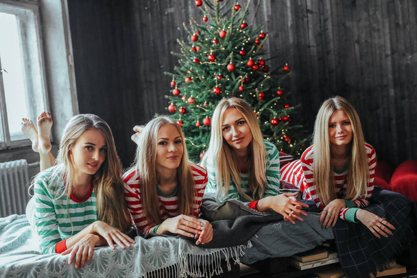 クリスマスのパジャマの友人のグループ  - 写真・画像