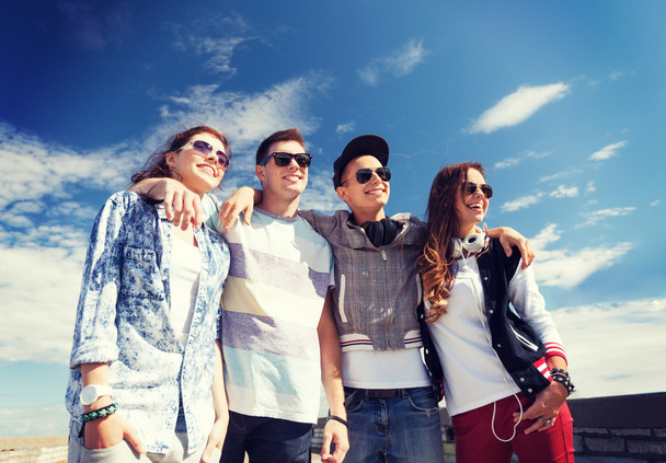 Group of teenagers outside - Фото, зображення