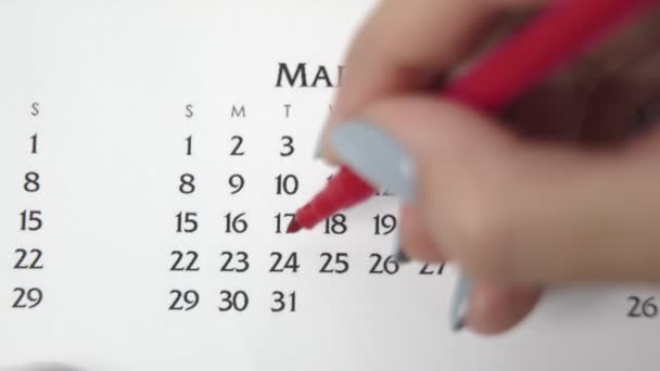 Día de círculo de la mano femenina en la fecha del calendario con un marcador rojo. Conceptos básicos de negocio Wall Calendar Planner and Organizer. 24 de marzo - Imágenes, Vídeo