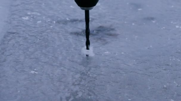 forage de la glace sur le lac. - Séquence, vidéo
