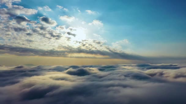 霧の朝のスカイライン。白い雲と青い空。曇り空の朝のスカイライン。白い雲と青い空。雲の風景霧の朝のスカイライン。白い雲と青い空。雲景. - 映像、動画