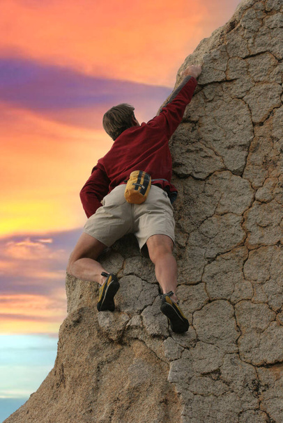 Un escalador al atardecer en Buttermilk, cerca de Bishop, California - Foto, imagen