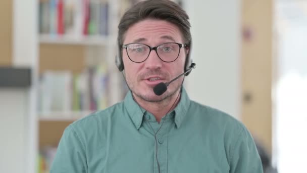 Középkorú férfi beszél headset - Felvétel, videó