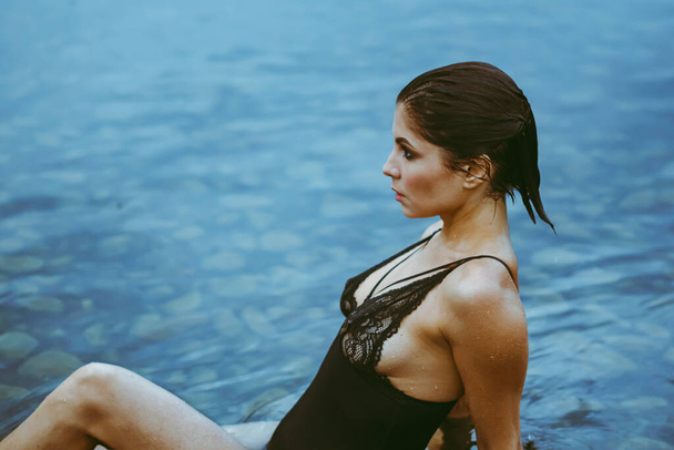 La mujer en la bañera con solo su cara por encima del agua una hermosa expresión serena - Foto, Imagen