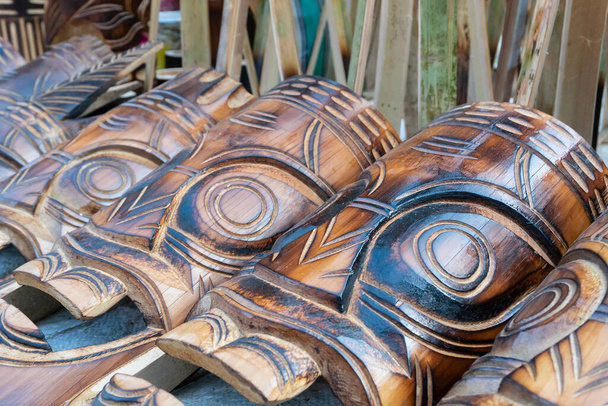 Holzmasken oder Stammesmasken, Kunsthandwerk, die während der Kunsthandwerksmesse in Kalkutta - der größten Kunsthandwerksmesse Asiens - ausgestellt werden. - Foto, Bild