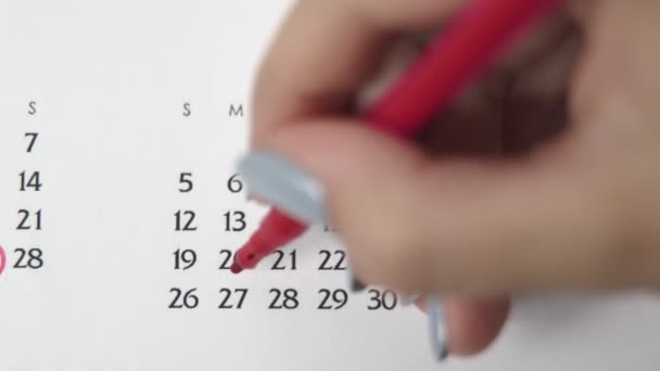 Femme cercle de main jour dans la date du calendrier avec un marqueur rouge. Business Basics Planificateur et organisateur de calendrier mural. 27 AVRIL - Séquence, vidéo