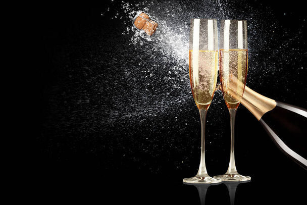 Bicchieri di champagne con spruzzi, concetto di tema celebrativo - Foto, immagini