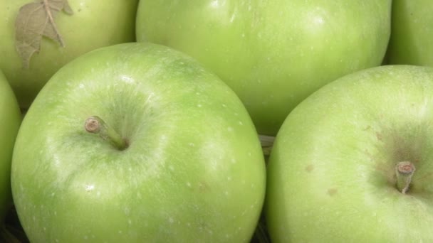 Organická zelená jablka zblízka. Zralé ovoce na seno. - Záběry, video