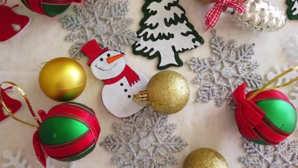 Glas, plastic, kerstboom decoraties op de witte kanten elegante tafelkleed. - Video