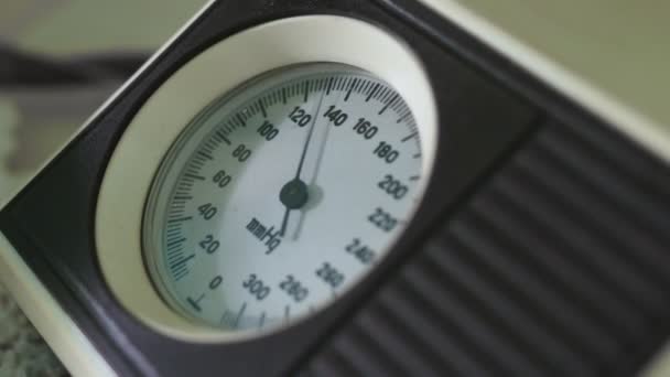 Vérnyomásmérés manuális karnyomásmérő készülékkel - Felvétel, videó
