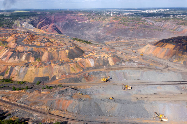 Camion à benne lourde transportant le minerai de fer sur l'exploitation minière à ciel ouvert vue aérienne. - Photo, image