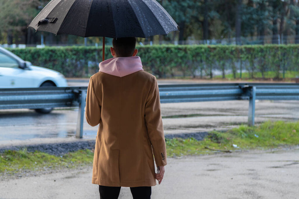 muž zezadu s deštníkem ve městě venku - Fotografie, Obrázek