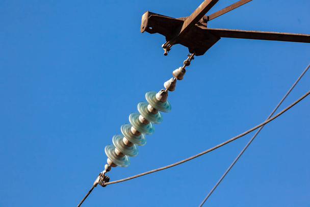 Ηλεκτρικές γραμμές σε μεταλλικούς πόλους με ισχυρά καλώδια τροφοδοσίας, βιομηχανία - Φωτογραφία, εικόνα