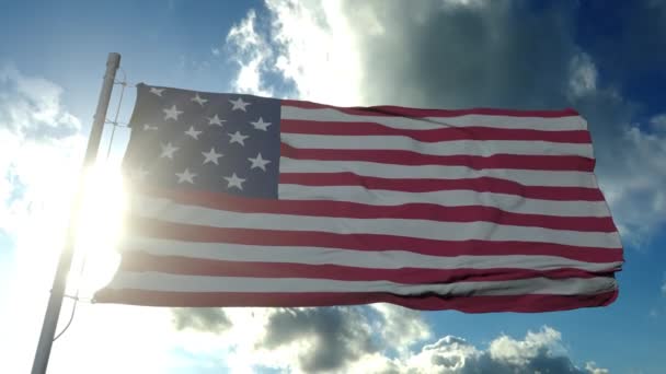 Αμερικανική σημαία που κυματίζει στον άνεμο την ηλιόλουστη μέρα. Σημαία ΗΠΑ στον καταγάλανο ουρανό. 4K - Πλάνα, βίντεο