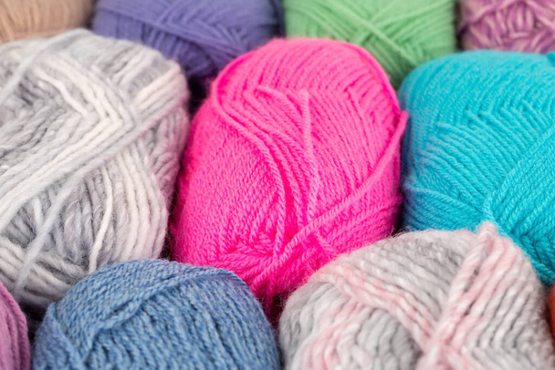 La pile de fils à tricoter colorés griffes photo rapprochée. - Photo, image