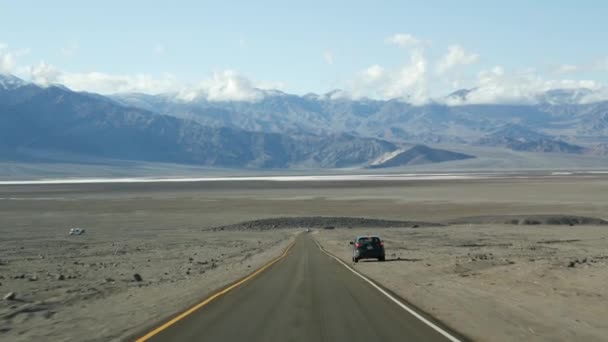 Road trip to Death Valley, Artists Palette drive, California USA. Autostop auto in viaggio in America. Autostrada, montagne nude colorate e clima arido deserto. Vista dalla macchina. Viaggio in Nevada - Filmati, video