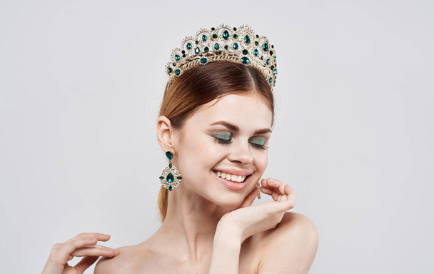 Pretty woman naked shoulders decoration crown on the head luxury - Foto, Imagem