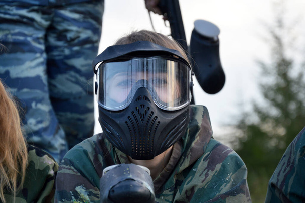 Paintball sport player girl in protective camouflage uniform - Foto, afbeelding