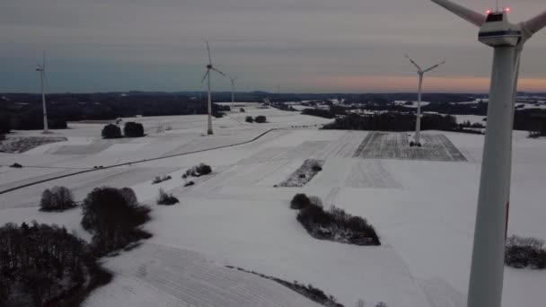 Ilmakuva tuulipuistosta talvella. Ilmakuva pyörivistä tuuliturbiineista lumisella kentällä Saksassa. - Materiaali, video