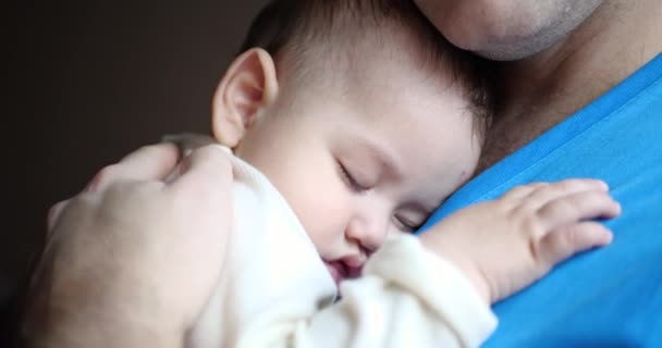un bambino piccolo si addormentò tra le braccia dei suoi padri. Papa 'faceva addormentare il bambino. primo piano. 4k - Filmati, video